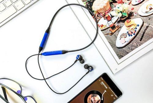 AKG Y100